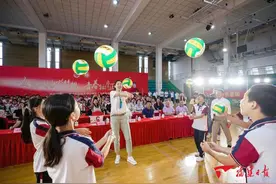 女排奥运冠军徐云丽走进福州校园图片