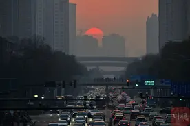 C视频｜成都市区观“悬日”景观图片