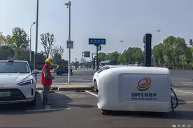 移动应急充电车保障新能源车主出行充电无忧图片