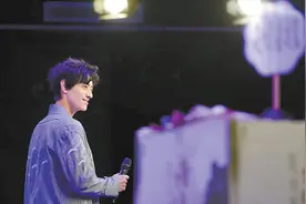 原创音乐剧《将进酒》郑云龙化身李白图片