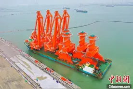 广西北海铁山港区东岸码头首批门机入列新港图片