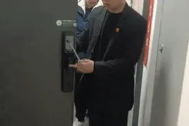 “内开”or“外开”？业主私改入户门，被邻居告上法院…图片