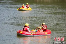 贵州贵定：民众漂流享清凉图片