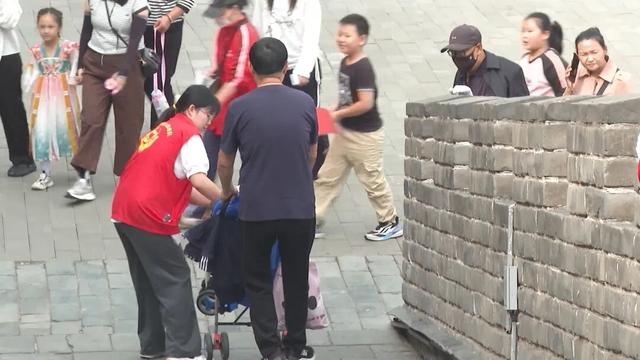 暖心服务“加码” 游客畅享古城之旅