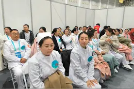 50岁大叔转行做护工：男性护工很有优势，不愁找不到工作，“我们在帮别人尽孝”图片