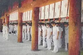 日媒曝上百海上自卫队员穿制服集体“拜鬼”，幕僚长承认但声称“不调查”图片