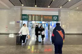 游客数量明显增多！2024年威海春运首日客流组成有变化图片