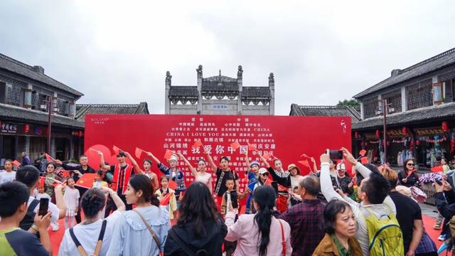月满和顺·燃情国庆：非遗文化盛宴点亮和顺古镇，八方游客沉浸体验“有一种叫云南的生活”