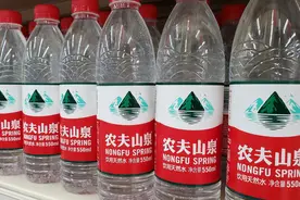 农夫山泉去年营收净利增速急降，钟睒睒：品牌形象遭受历史性考验，饮用水收益下滑两成图片