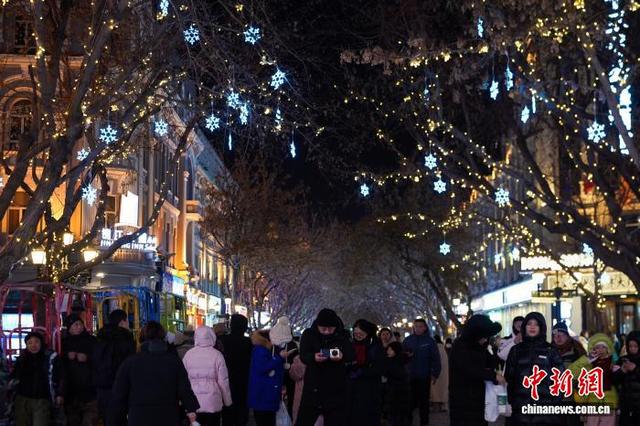 哈尔滨中央大街主题灯景“冰雪之冠”点亮