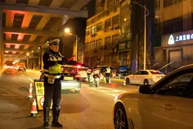 这才是“教科书式”执法！带你认识这位普陀“娘舅交警”图片