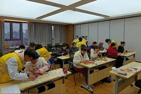 “分类在指尖，文明在心间”：南汇街道清风社区开展干花相框手工DIY活动图片