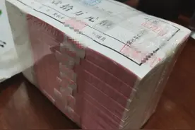 四川宜宾环卫工人拾取的“十万元现金”为练功钞，已被银行回收图片