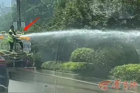 渭南街头汽车自燃 过路洒水车秒变“消防车”喷水灭火图片