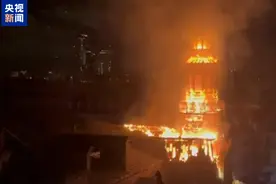 巴黎12区市政厅遭遇火灾，百年古建筑钟楼被烧毁图片