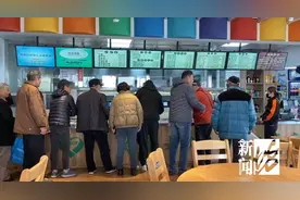 社区食堂充值卡年底清零损失自负？老人急了，负责人回应图片