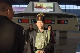 广州白云机场推出安检员“汉服秀”，机场：推广传统文化，还有舞狮英歌舞等表演图片