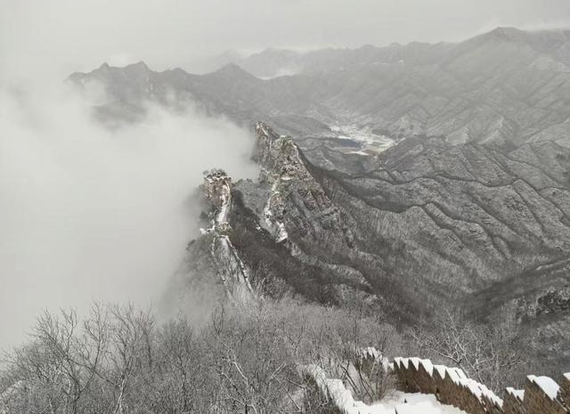 雪中箭扣长城，宛若雪龙盘旋山间