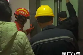 电梯故障人员被困，消防快速救援图片