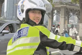 又甜又飒女骑警 守护安全多面手图片