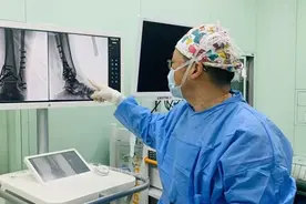 国内首例：普通金属骨板“升级”，六院骨科新材料开启可视化固定治疗时代图片