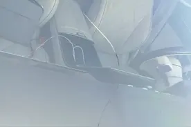 150万元买迈巴赫，不到3个月前挡风玻璃现半米长裂纹，4S店回应图片