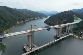 广西平昭高速狮子山桂江特大桥顺利合龙图片