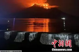 警戒级别调至最高！印尼鲁昂火山连续喷发引发海啸担忧图片