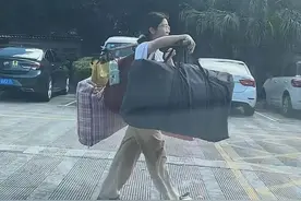 “高考后女生挑行李回家”背后：真实的力量最动人｜时评图片