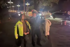 “抓住我的手，我把你拉上来！”聊城交警救助落水女孩图片