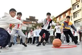 潮评丨小学生只能“厕所交朋友”？唏嘘过后更当纠正图片