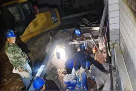 我为群众办实事丨夜间施工不辞辛劳  只为让群众喝上“放心水”图片