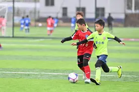 青春绿茵梦！400余名足球小将上演精彩对决图片