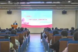 南昌工学院党委书记洪跃明为学生讲授思政课图片