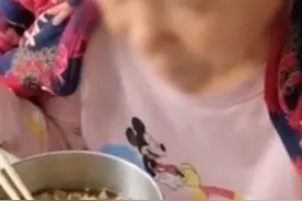 女子摆拍“给住院婆婆吃泡面”账号被封：为了涨粉，视频中的老人是亲妈图片