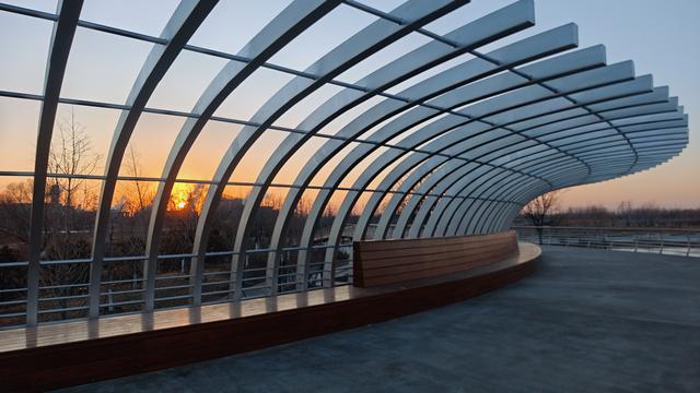 仿佛镀上了一层金色的光，北京冬至日邂逅最美夕阳