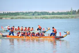 宁夏：沙漠边缘赛龙舟图片