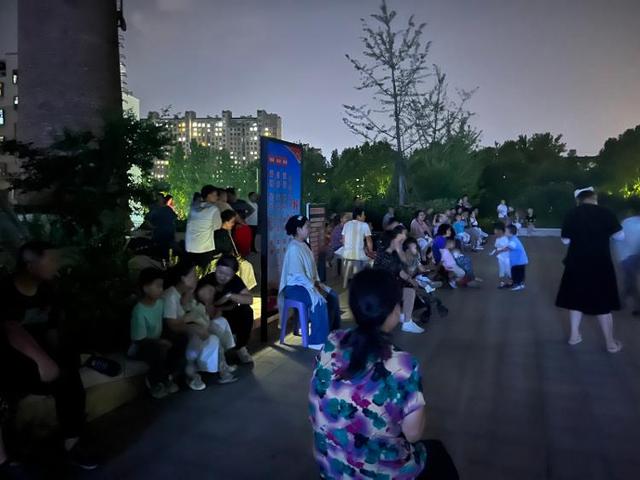 文化书院进行时 | 博山区柳杭社区开展特色活动，电影放映与公益推拿受居民热捧