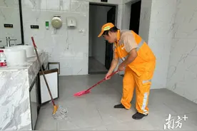 “给你介绍工作！”残障人士出摊遇上城管，却意外收获了一份工作图片