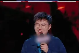 热搜第一！被调侃嘴歪，歌手发文怒怼，网友吵翻天图片