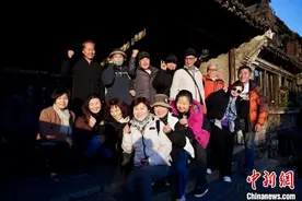 （新春走基层）浙江水乡乌镇年味浓 入境游吸引“洋客人”图片