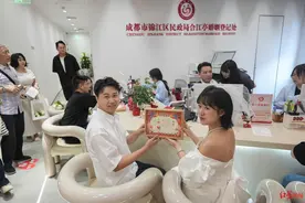 用“20250520”定格爱情！成都新人零点过就到婚姻登记处排队领证图片