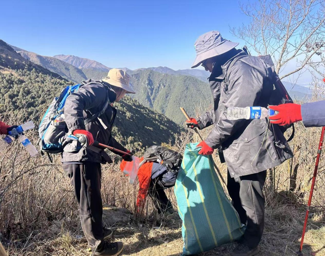 严禁擅自攀爬！20人违规登苍山被查处