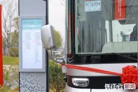 全国首条跨市自动驾驶公交在武汉新城投入运营图片