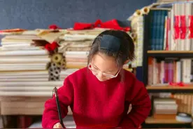 写对联 贴对联｜朗小贝·寻找年味儿图片