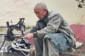 河南鹿邑：街头修鞋30载 “小修小补”惠群众图片