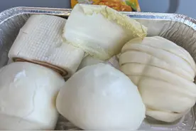 飞机餐发4个馒头1片白菜，经营策略还是服务降级？｜时评图片