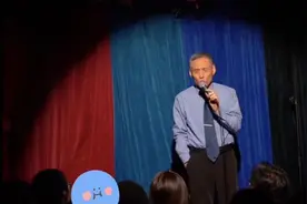 说脱口秀的大爷“山山”：60多岁正是“搞笑出圈”的年纪图片