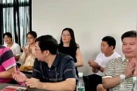 刷屏！大学教授送外卖，“做好被骂的准备”，但还是......图片