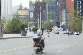 贵阳一奔驰车突然违规掉头  吓坏摩托车主：她一直骂我，甚至还要......图片